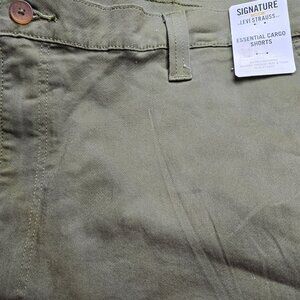 Signature Gold by Levi Strauss Olive Green 46 Cargo Shorts Hits At The Knee
